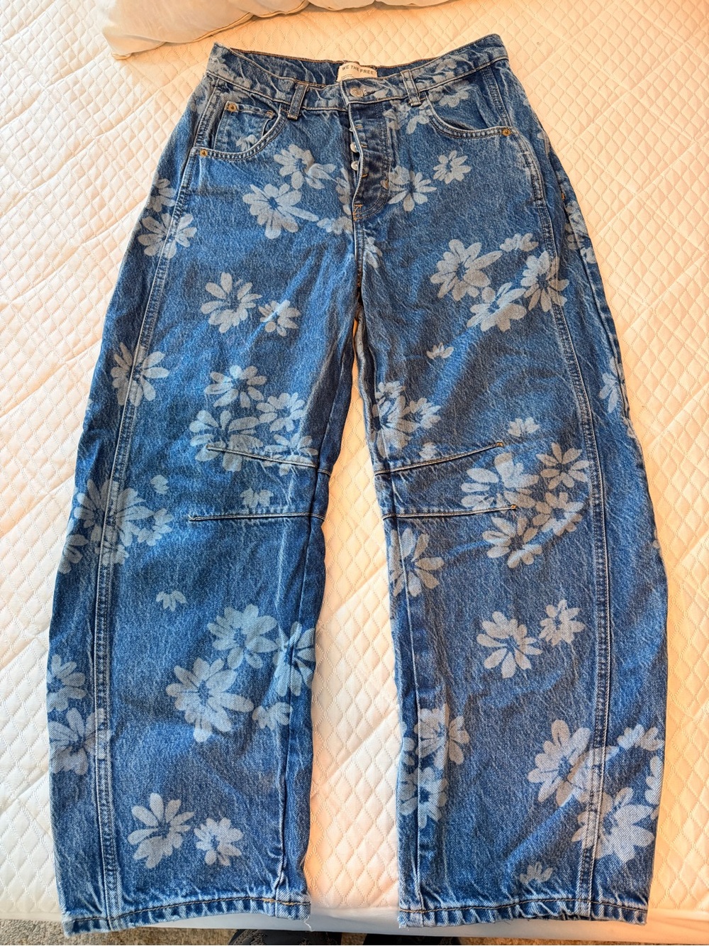 WE THE FREE GOOD LUCK PRINTED BARREL JEANS IN INDIGO COMBO LASER DAISY - Picture 3 of 4